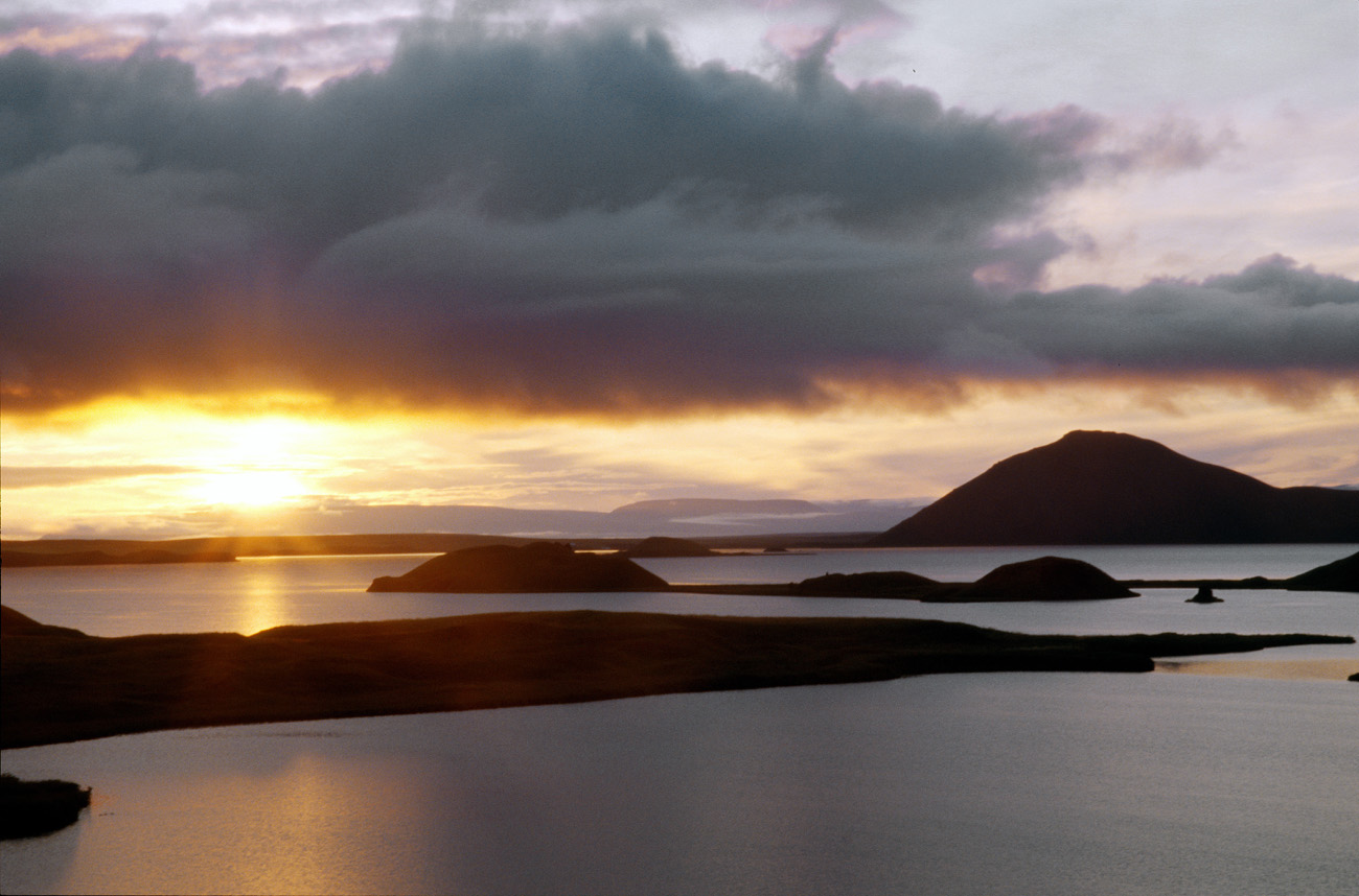 isl_253 myvatn.jpg - Islande Nord, août 2003 : lac Myvatn variations sur un crépuscule, à l'heure où les moucherons sont partis se coucher Kodak Ektachrome 100 G